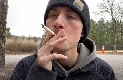 Лечение зависимости от табакокурения в Боброве Мужчина с сигаретой делает затяжку