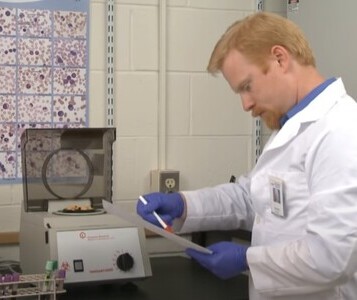 Клиника лечения наркозависимости в Боброве Врач в кабинете клиники