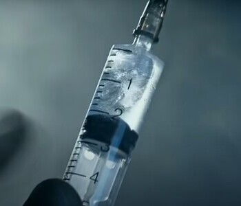 Лечение зависимости от тропикамида в Боброве Шприц с жидкостью