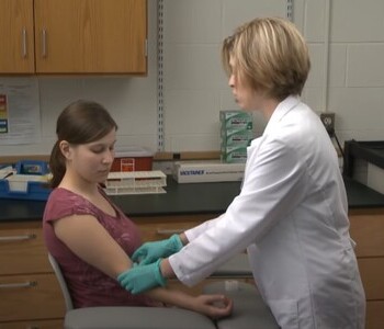 Лечение зависимости от аптечных препаратов в Боброве Врач делает инъекцию пациентке