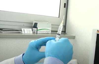 Проведение кодирования Вивитролом в Боброве Шприц с Вивитролом в руках у врача